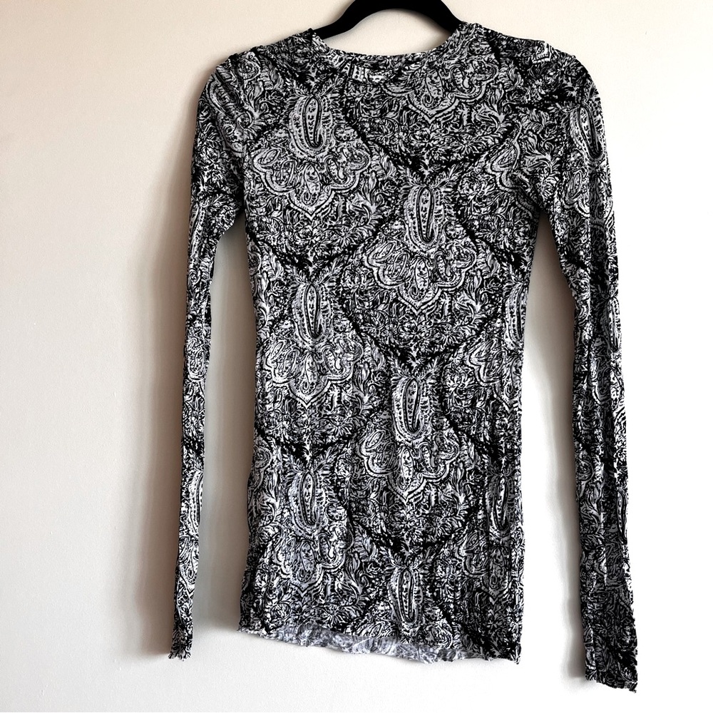 BGBG BLACK AND WHITE PAISLEY LONG SLEEVE SHIRT